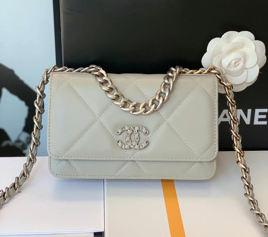 Chanel 19 Wallet on Chain A quick review  Covet  Acquire
