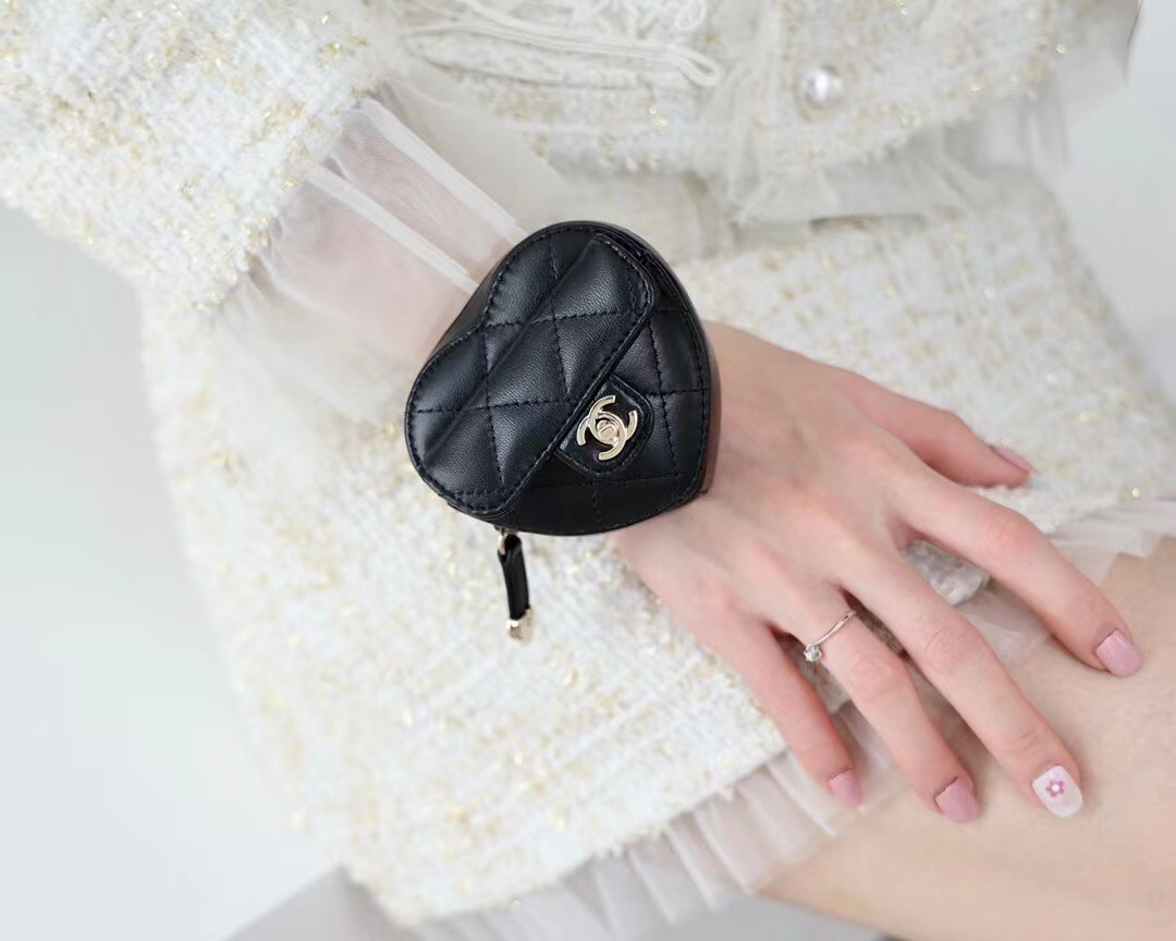 Chanel Heart Zipped Arm Coin Purse - Kaialux