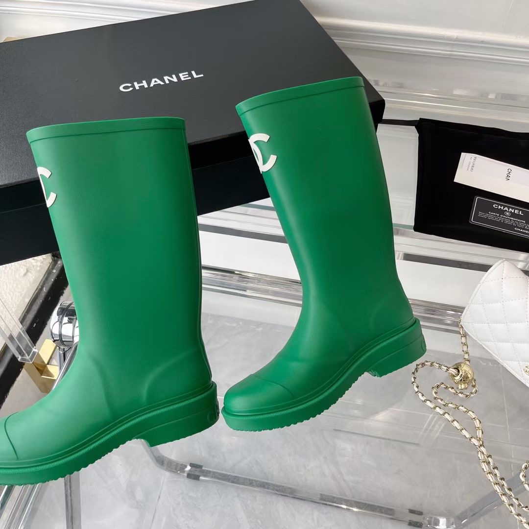 Chanels Rubber Rain Boots Shine at the Fall 2022 Show  POPSUGAR Fashion
